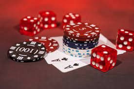 Tampilan kasino langsung dengan dealer dan meja permainan real-time di crowntogel
